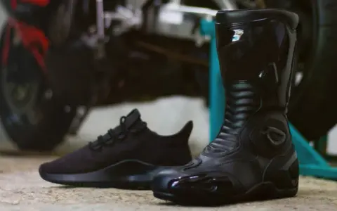 Buty motocyklowe turystyczne: Co musisz wiedzieć przed zakupem?