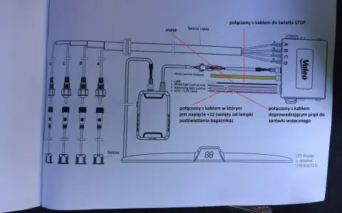 Schemat montażu czujników parkowania Valeo. Pokazuje połączenia z lampą stop, zasilaniem i czujnikami.