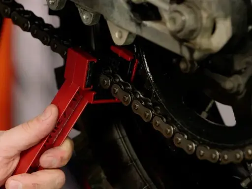 Czyszczenie łańcucha motocyklowego: Co wybrać i czego unikać?