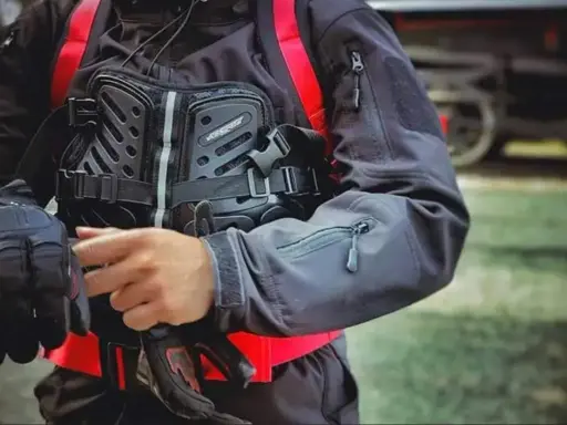 Ochraniacze motocyklowe: Level 1 czy 2? Kiedy warto dopłacić?