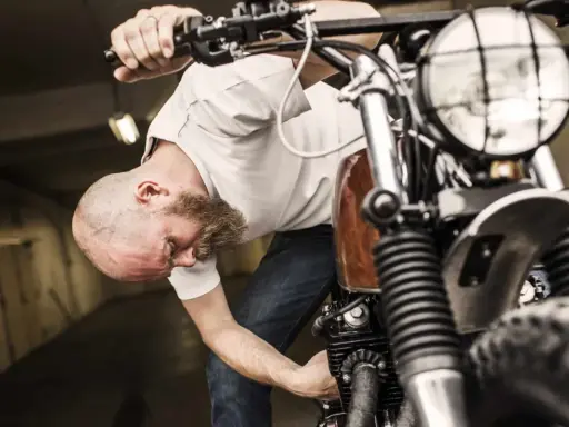 Jak długo ładować akumulator motocyklowy? Oblicz i dbaj jak ekspert