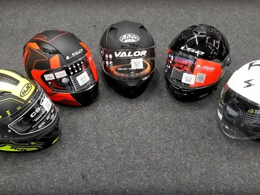 Kask motocyklowy do 500 zł: Ranking i jak wybrać bezpieczny model?