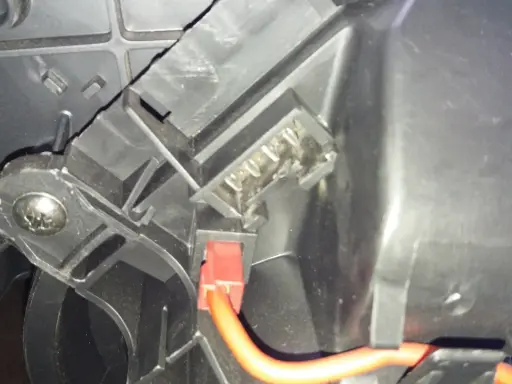 Peugeot Partner: Gdzie jest przekaźnik wentylatora? Poradnik DIY