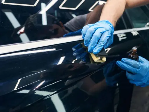 Nakładanie powłoki elastomerowej na lakier samochodu. Sprawdź aktualną powłoka elastomerowa cena i zabezpiecz swoje auto.