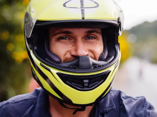 Rozmiar kasku motocyklowego: idealne dopasowanie to Twoja polisa