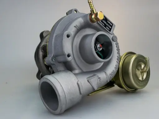Uszkodzona turbina objawy: metalowy element z wirnikiem, zaworem upustowym i tabliczką znamionową.