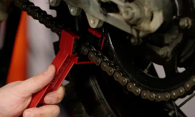 Czyszczenie łańcucha motocyklowego: Co wybrać i czego unikać?