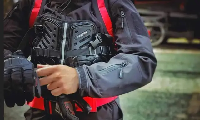 Ochraniacze motocyklowe: Level 1 czy 2? Kiedy warto dopłacić?