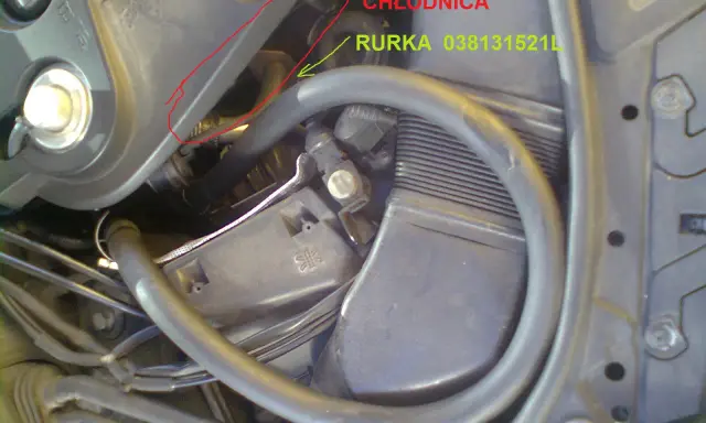 Silnik Passata B5. Rurka 038131521L, tu była kiedyś chłodnica. Korek spustowy chłodnicy jest w innym miejscu.
