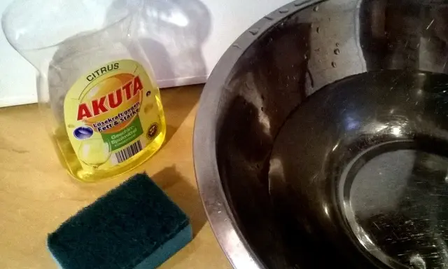 Płyn do naczyń Akuta, gąbka i miska z wodą – wszystko, co potrzebne, by dowiedzieć się, jak usunąć naklejkę z szyby.