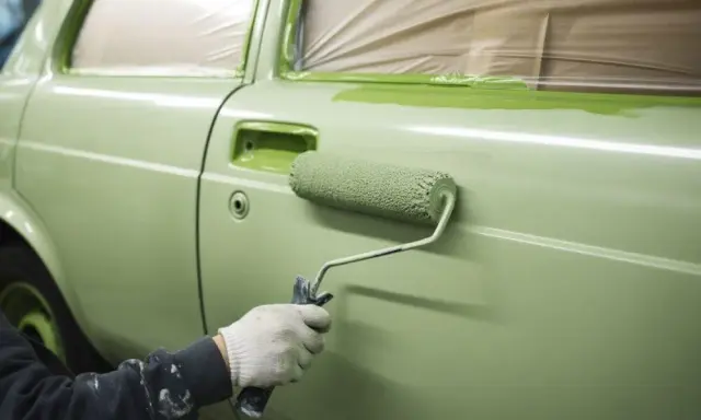Malowanie auta wałkiem: Poradnik DIY. Jak uniknąć skórki pomarańczy?
