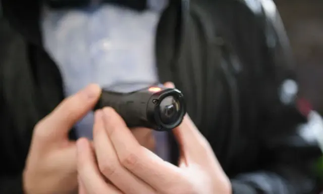 Jaka kamera na kask motocyklowy? Przewodnik eksperta 2026