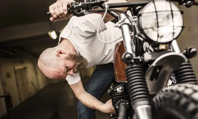Jak długo ładować akumulator motocyklowy? Oblicz i dbaj jak ekspert