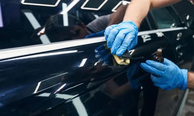 Nakładanie powłoki elastomerowej na lakier samochodu. Sprawdź aktualną powłoka elastomerowa cena i zabezpiecz swoje auto.