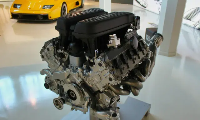 Silnik Lamborghini V10. Gdyby był zatarty, objawy byłyby widoczne w jego stanie.