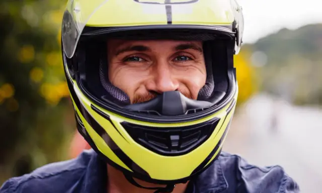 Rozmiar kasku motocyklowego: idealne dopasowanie to Twoja polisa