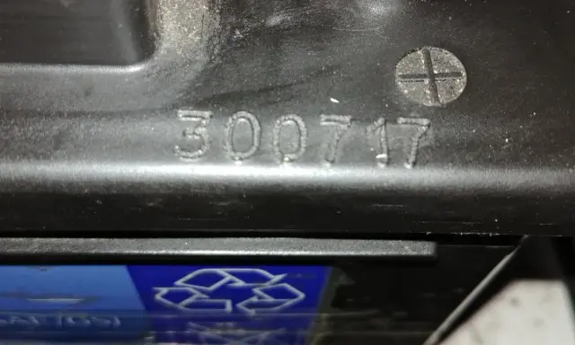 Na obudowie akumulatora widoczny jest ciąg cyfr 300717, który może oznaczać datę produkcji akumulatora.