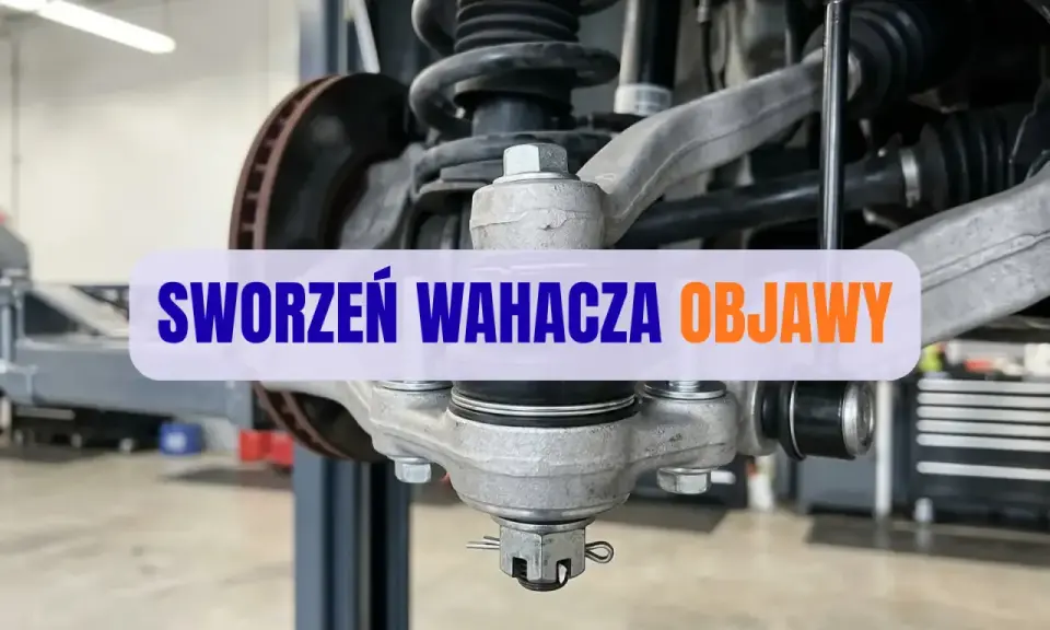Widok na zawieszenie samochodu z widocznymi sworzeniami wahacza. Napis "SWORZEŃ WAHACZA OBJAWY" sugeruje problemy z tym elementem.