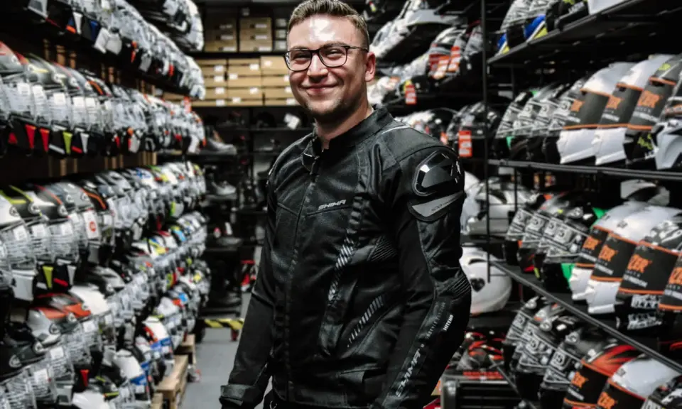 Kurtka motocyklowa na lato: jak wybrać bezpieczną i przewiewną?