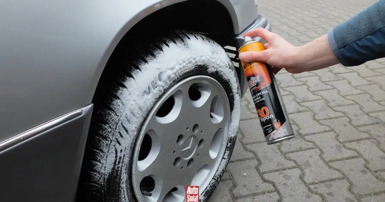 Mycie auta na posesji: piana na oponie i felgi Mercedesa. Dłoń trzyma puszkę z pianką do czyszczenia.