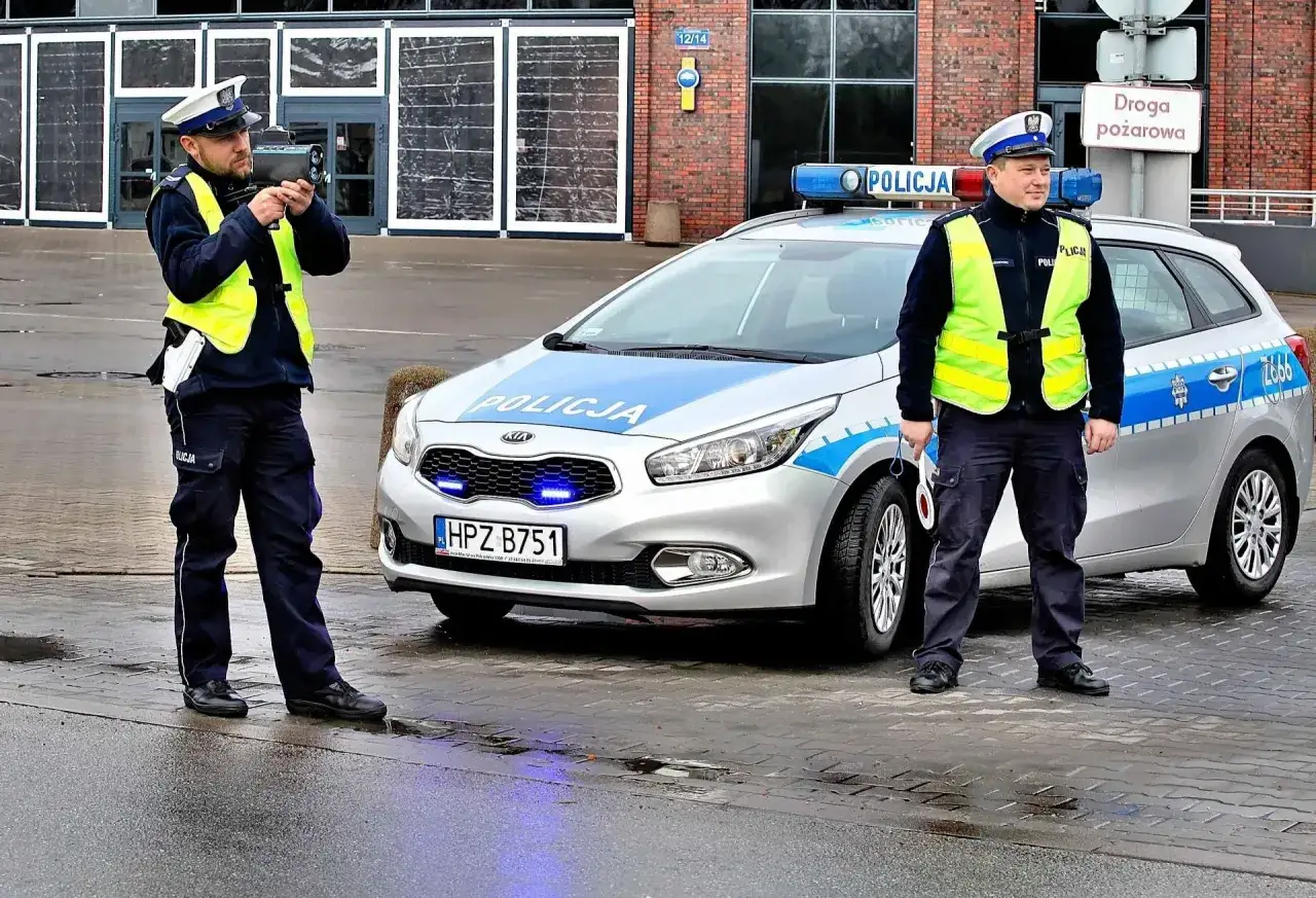 Policjanci mierzą prędkość. Zastanawiasz się, ile punktów karnych za przekroczenie prędkości możesz dostać?