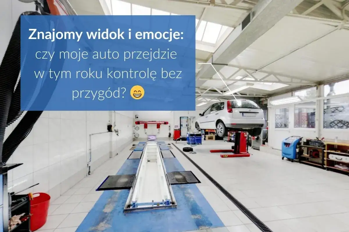 Warsztat samochodowy z autem na podnośniku. Zastanawiasz się, ile kosztuje przegląd auta i czy Twoje przejdziesz bez przygód?