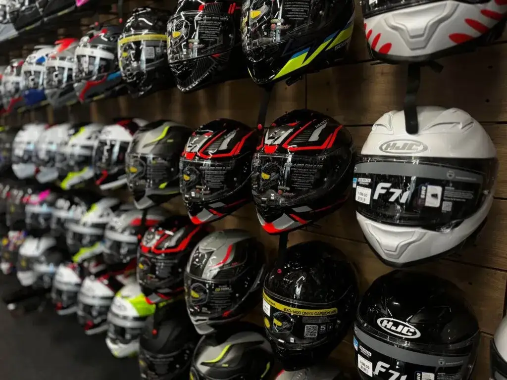kaski motocyklowe różne kolory widoczność porównanie