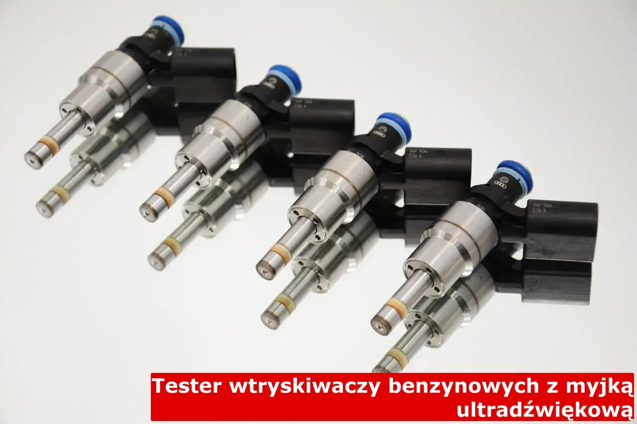 Cztery wtryskiwacze benzynowe na testerze, gotowe do czyszczenia ultradźwiękowego.