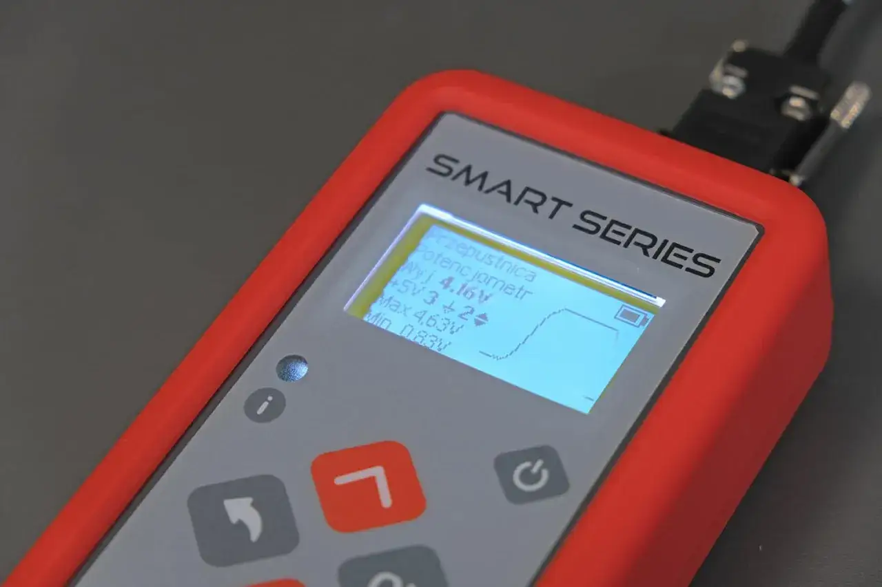 Urządzenie SMART SERIES mierzy czujnik położenia przepustnicy. Wyświetla napięcie wyjściowe, wartości maksymalne i minimalne.