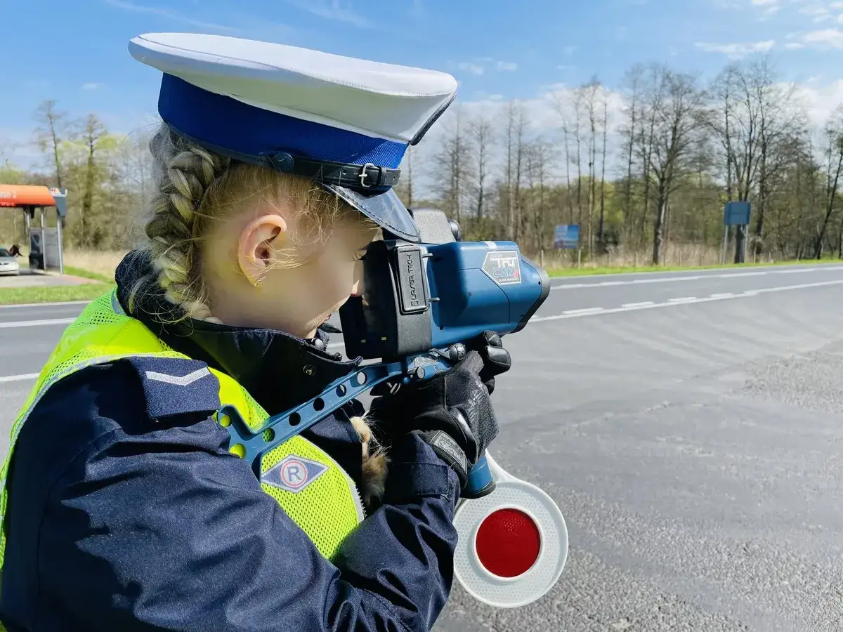 Policjantka mierzy prędkość. Kierowca przekroczył prędkość o 30 km/h.