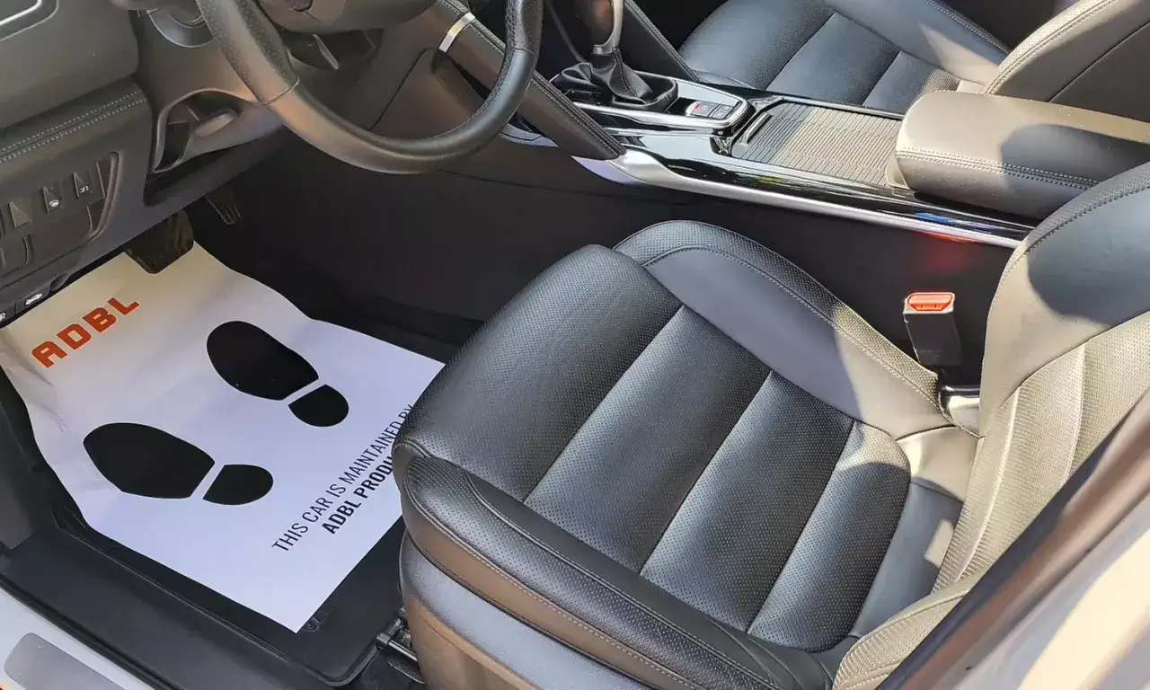 Wnętrze auta po praniu tapicerki samochodowej. Sprawdź pranie tapicerki samochodowej cennik i odśwież swoje auto.