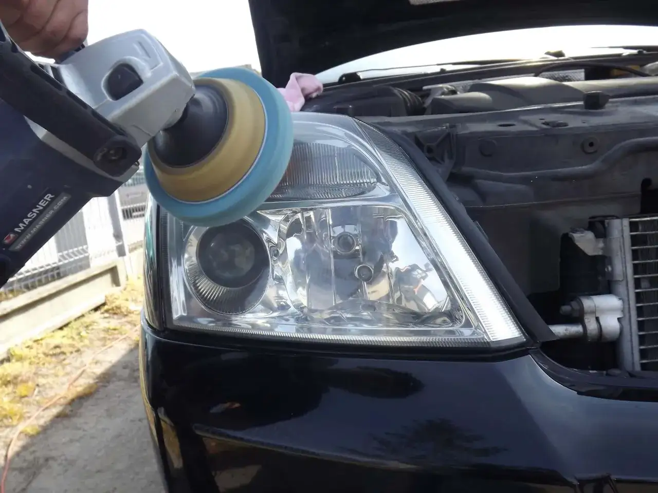 Polerowanie lamp samochodowych maszyną. Zobacz, jak wypolerować lampy, by znów lśniły jak nowe.