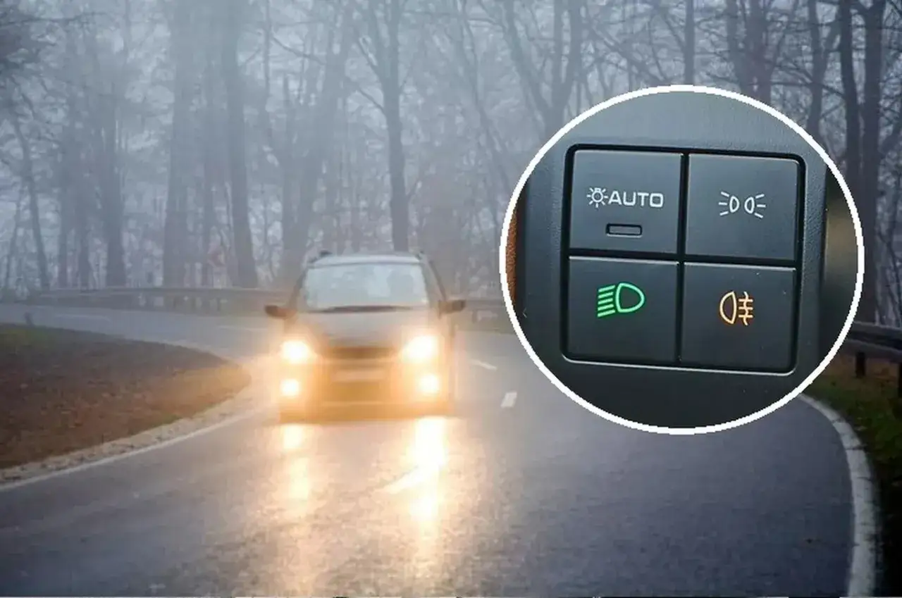 Mglisty poranek, auto z włączonymi światłami przeciwmgielnymi przednimi. Widoczny panel sterowania z ikoną świateł.