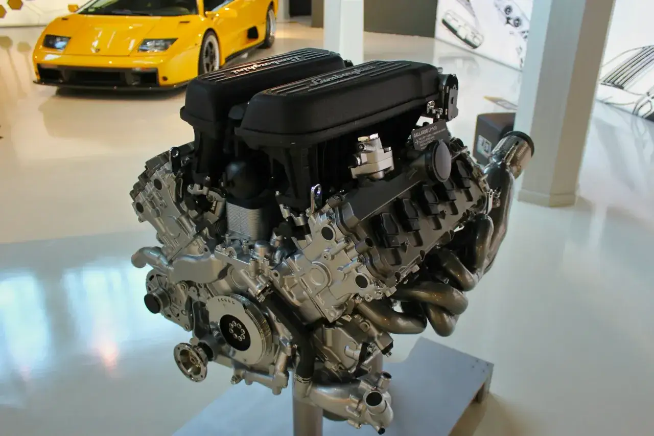 Silnik Lamborghini V10, prezentowany na wystawie. Objawy zatarty silnik mogą być różne, ale ten wygląda na sprawny.