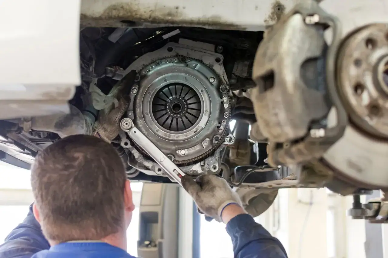 mechanik wymienia sprzęgło w samochodzie