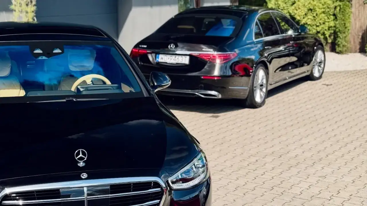 Dwa czarne Mercedesy, idealne do nauki na kursie detailingu. Błyszczące lakierem, gotowe na zabiegi pielęgnacyjne.