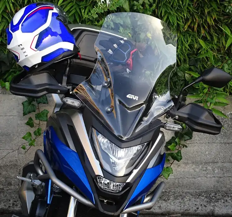 motocyklista z deflektorem na szybie